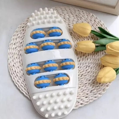 Rouleau de massage sur napperon beige avec fleur jaune sur plancher blanc