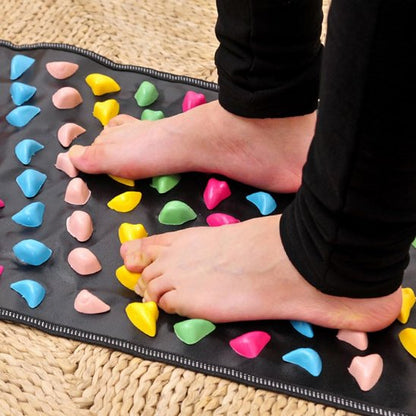 pieds sur tapis d'acupression sur tapis tressé