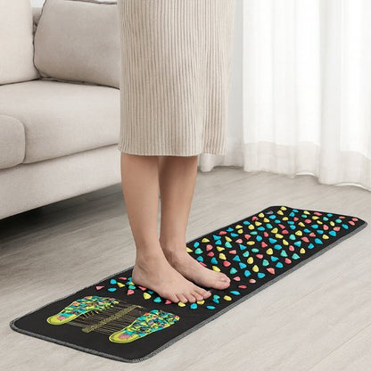 femme debout sur tapis d'acupression dans le salon