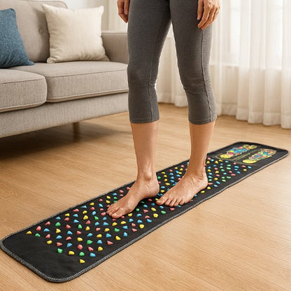 femme sur tapis d'acupression dans le salon