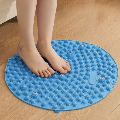 pieds sur tapis d'acupression dans le salon