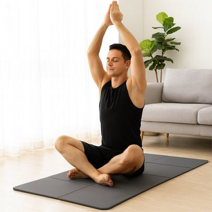 homme sur tapis de gym noir sur plancher de bois devant grande fenêtre