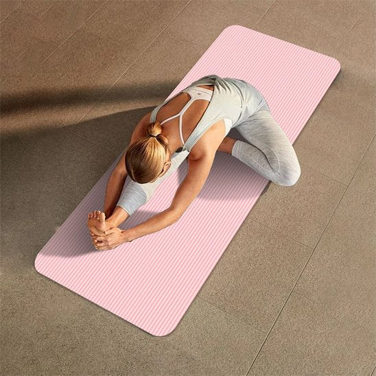 femme en gris sur tapis de yoga sur tapis brun