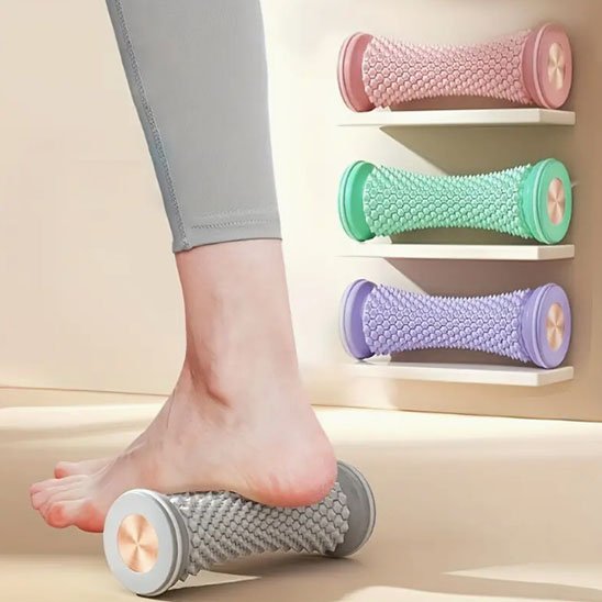 trois rouleau de massage sur etagere un desous pied